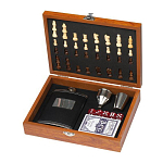 Playset with hip flask, chess and card game 2