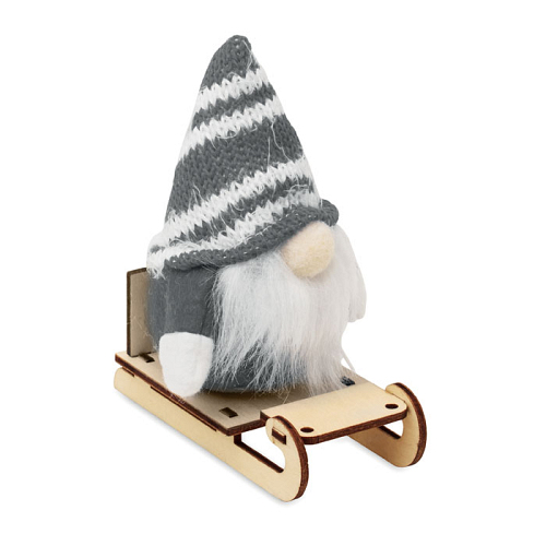 Gnome pe sanie din lemn 1