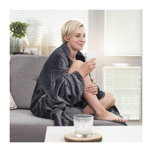 BERNINA TV blanket with sleeves 1